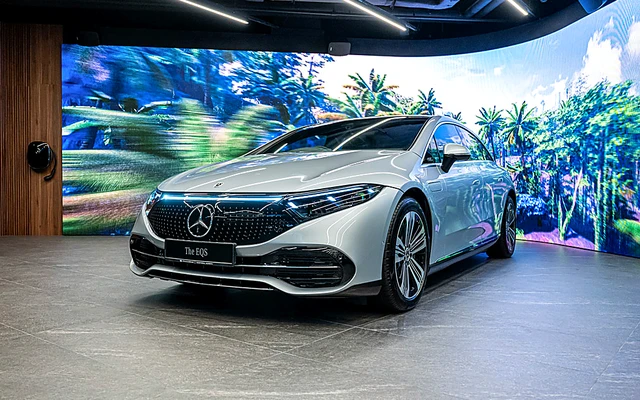 Mercedes-Benz Concept Store — Curved LED Display