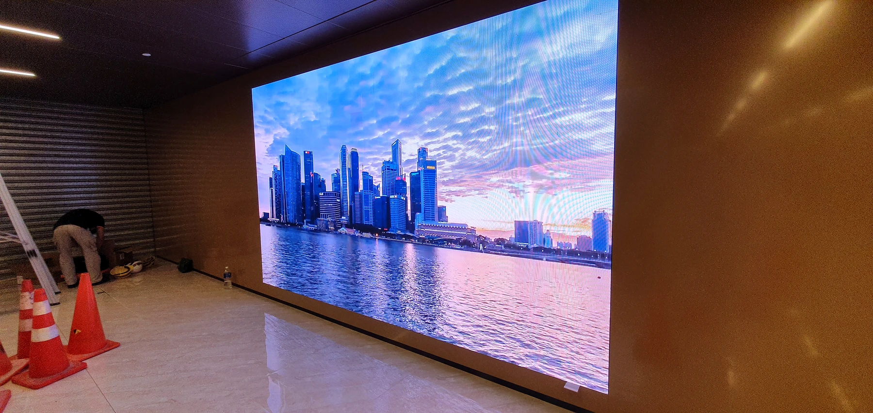 ESR BizPark @ Changi — Curved LED Display