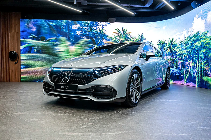 Mercedes-Benz Concept Store — Curved LED Display