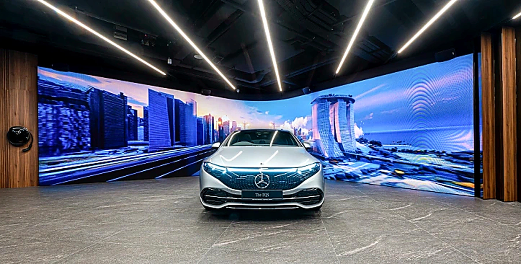 Mercedes-Benz Concept Store — Curved LED Display