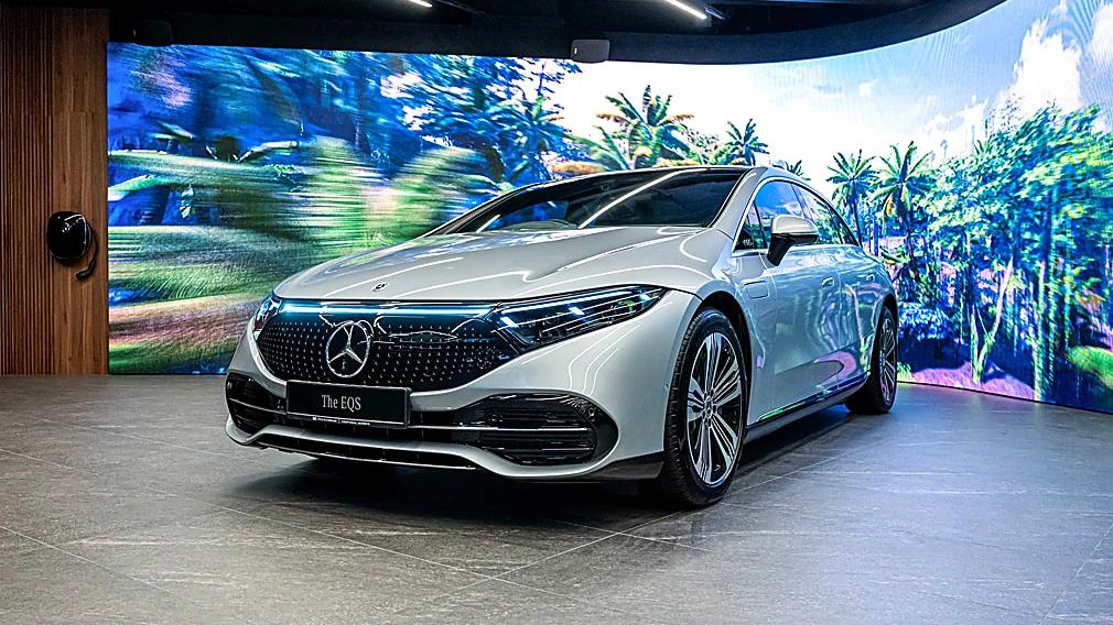 Mercedes-Benz Concept Store — Curved LED Display